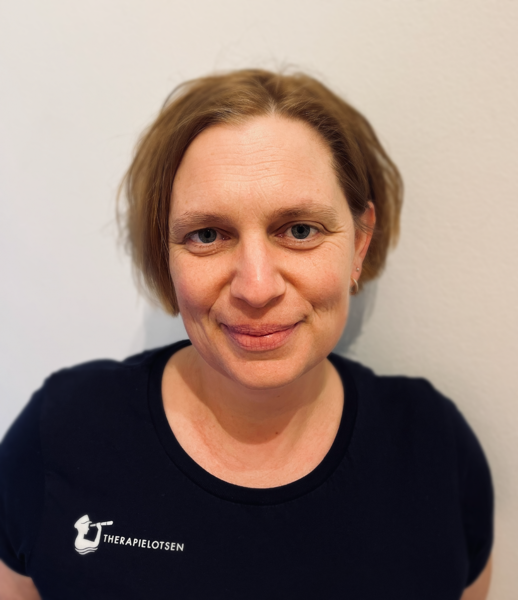 Fotografie einer Frau in einem blauen T-Shirt.